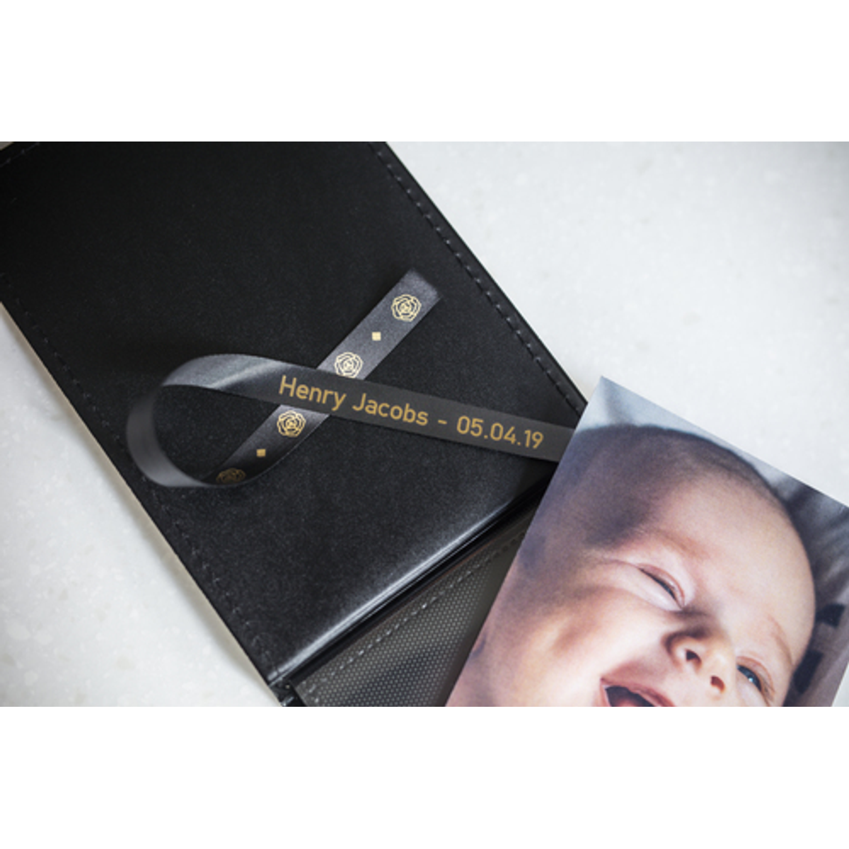 Cinta para rotuladora Brother 24 mm Dorado sobre negro TZER354 - vista 6